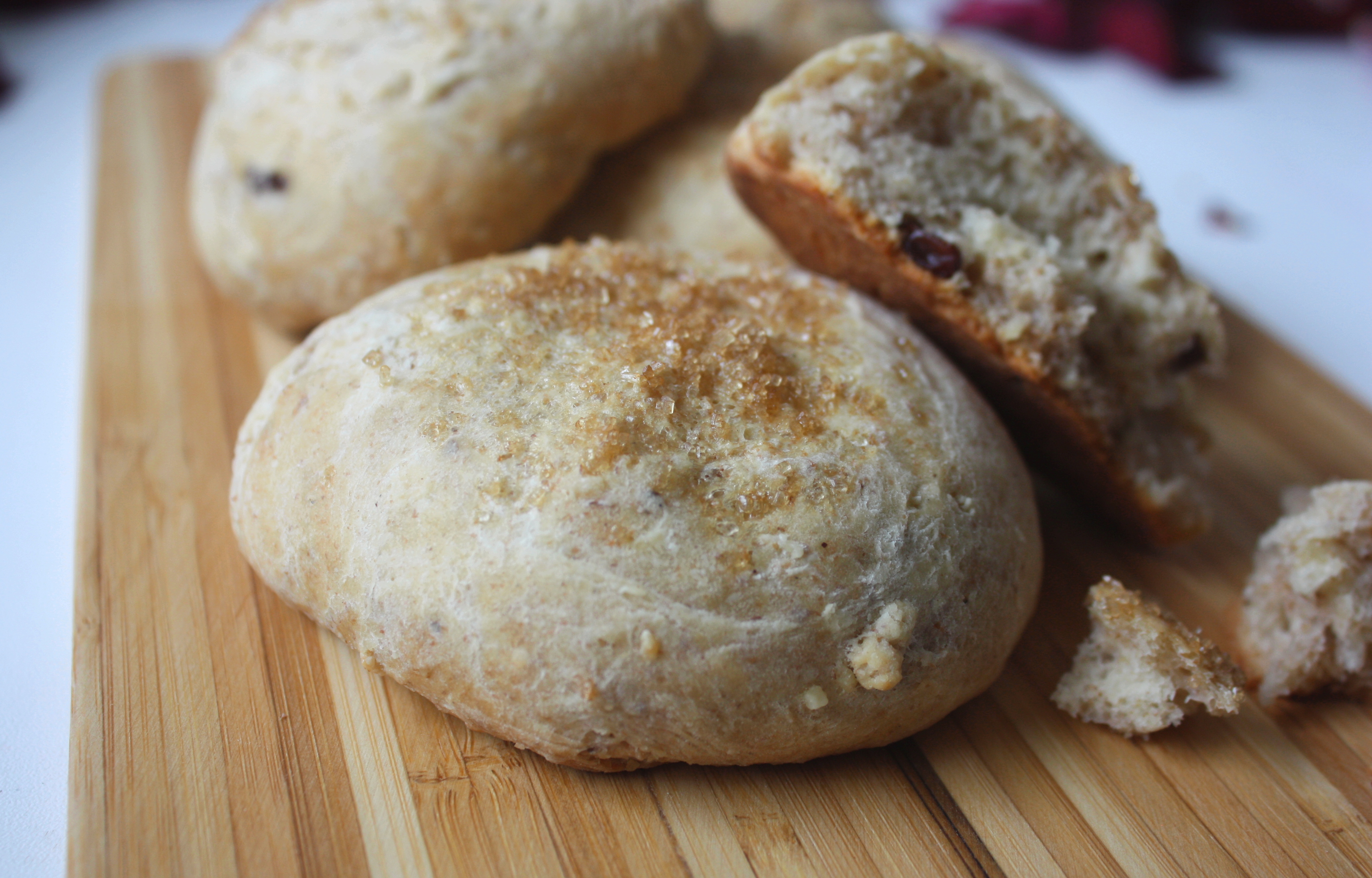 Булочки с изюмом и орешками