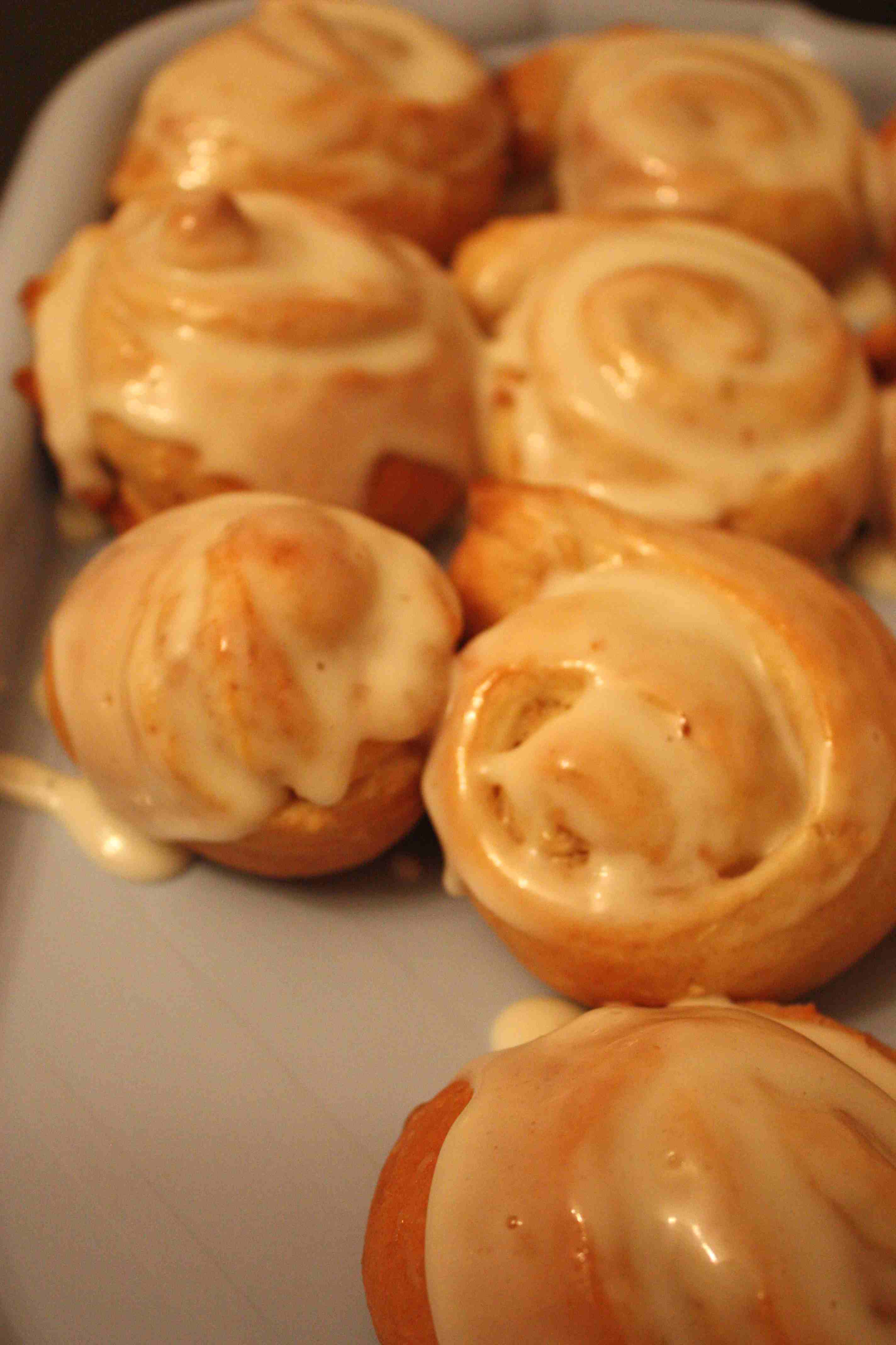 Булочки с корицей, орехами и маком.