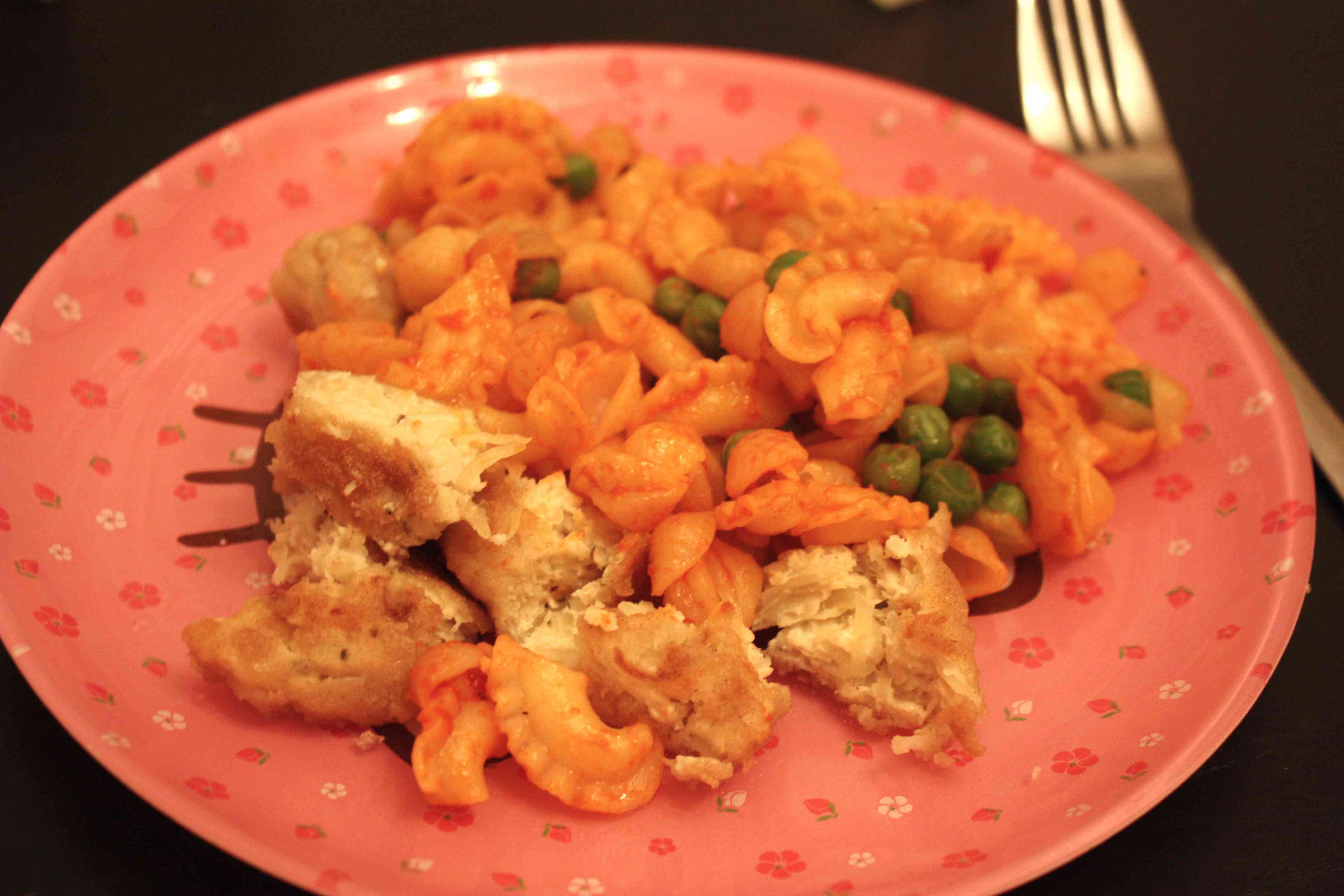 Макароны с зеленым горошком и куриная котлетка