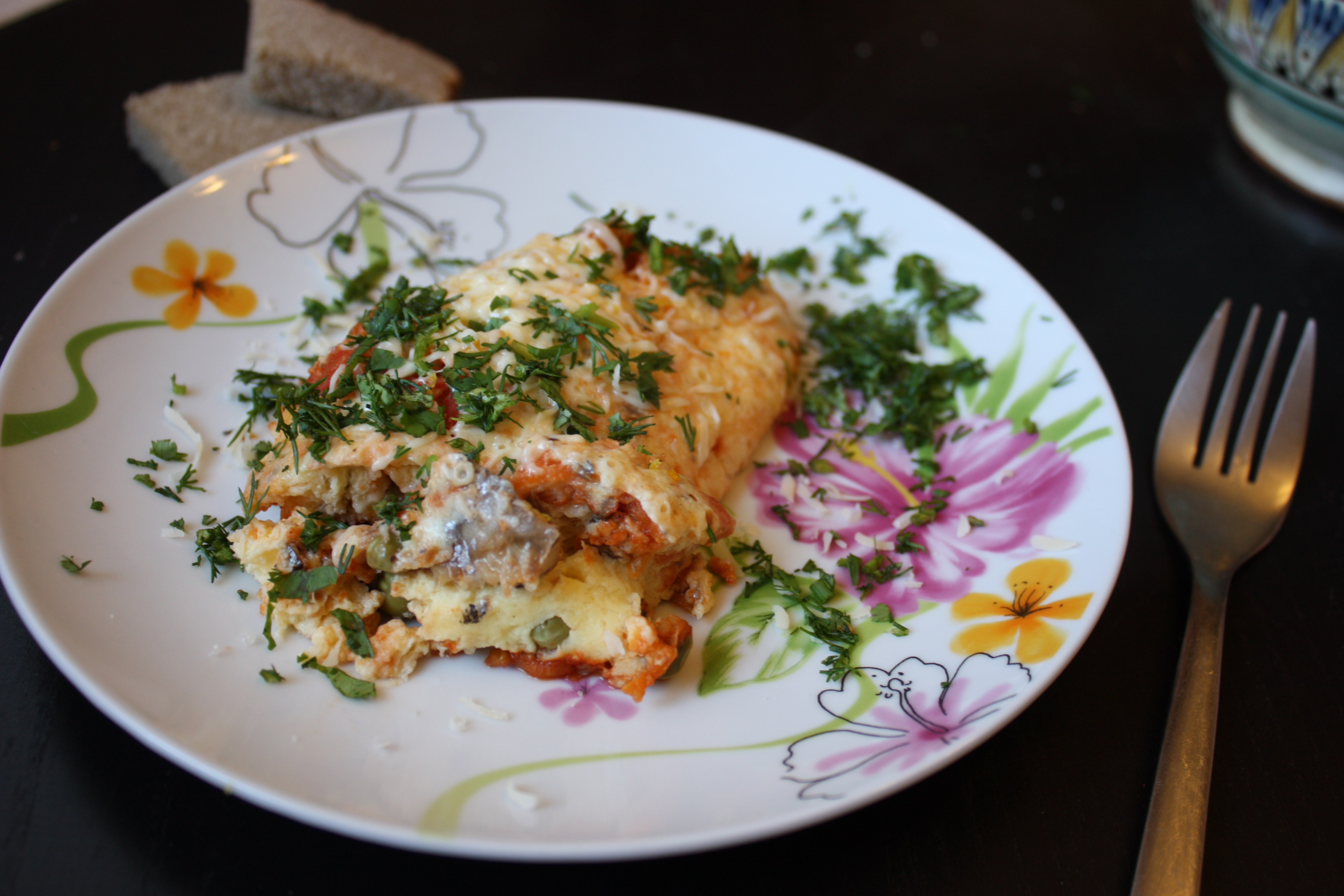 Овощная фритатта с сайрой и помидорами