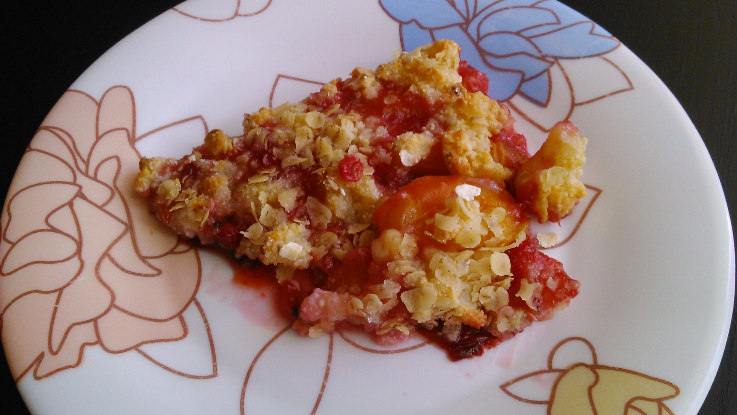 Творожная крошка с ягодами и фруктами