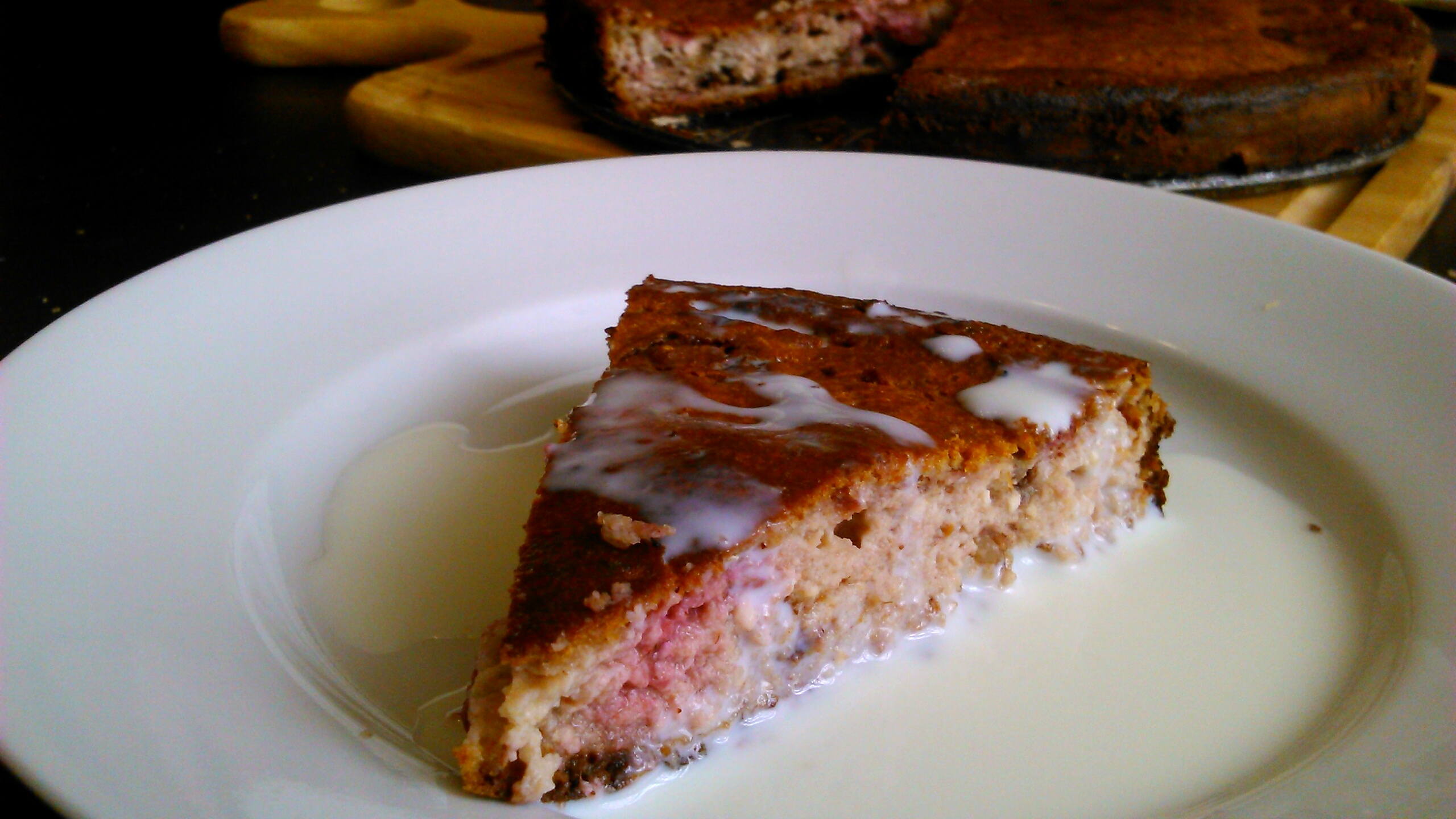 Творожник с кусочками шоколада и малинкой